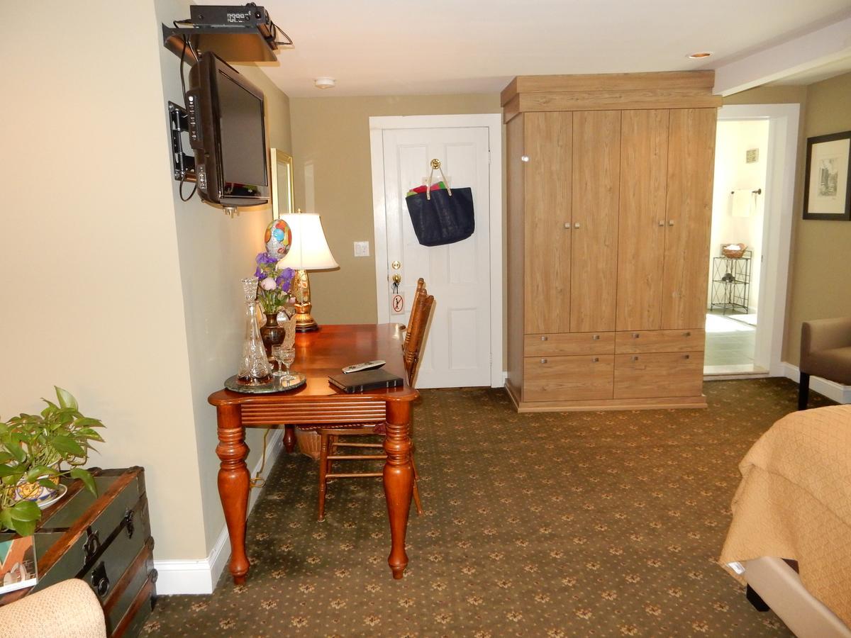 A Butlers Manor Bed and Breakfast Southampton Exteriör bild